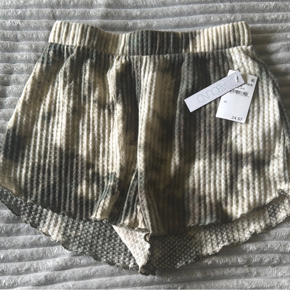 Abound Green and Cream High Waist Pleated Shorts